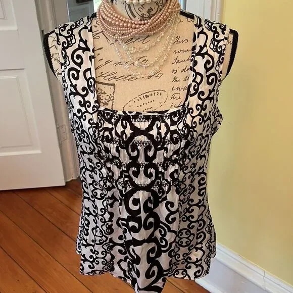 Gorgeous EUC SZ M WHBM 💯 Silk Ivory & Black Scroll Design Top - Picture 1 of 9